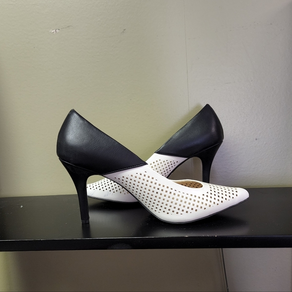 CATO Women's 8.5 Cream and Black Pumps - Picture 2 of 13